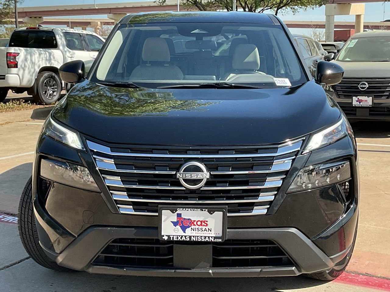 Used 2025 Nissan Rogue SV image 3