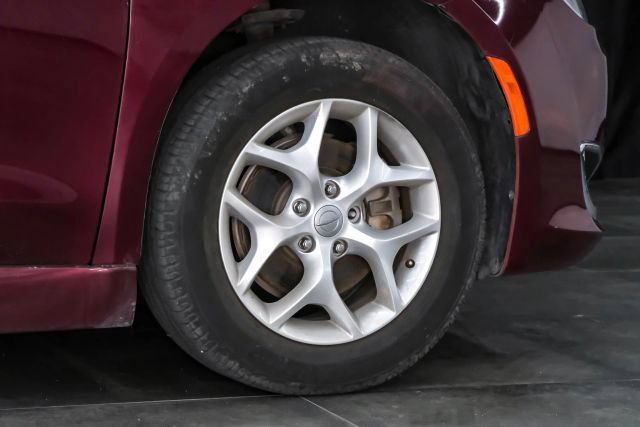 Used 2018 Chrysler Pacifica Touring Plus w/ Tire & Wheel Group FWD image 53