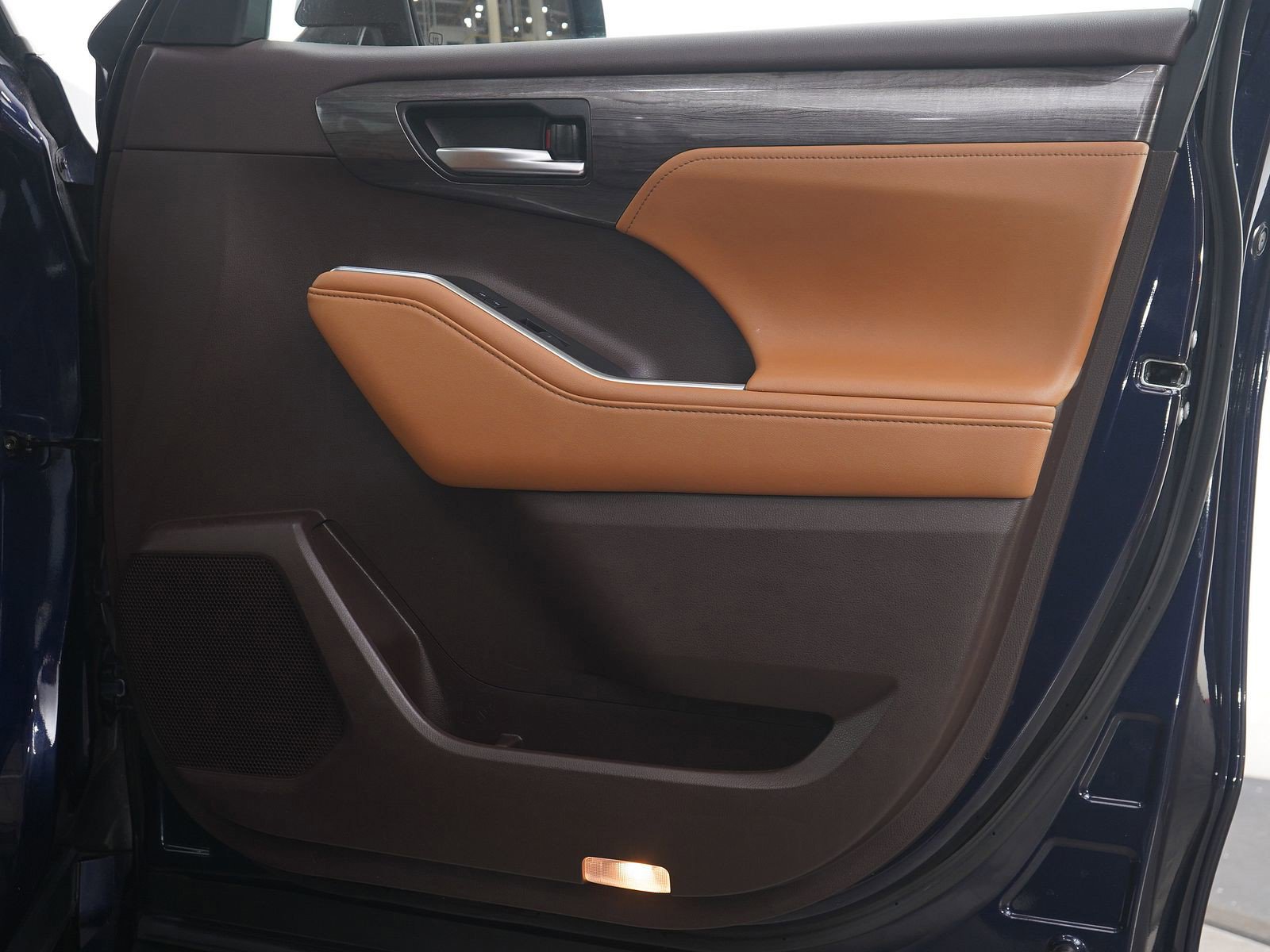 Used 2020 Toyota Highlander Platinum image 11