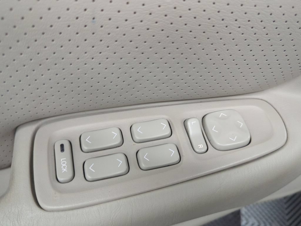 Used 2000 Cadillac Seville STS w/ Convenience Pkg FWD image 11