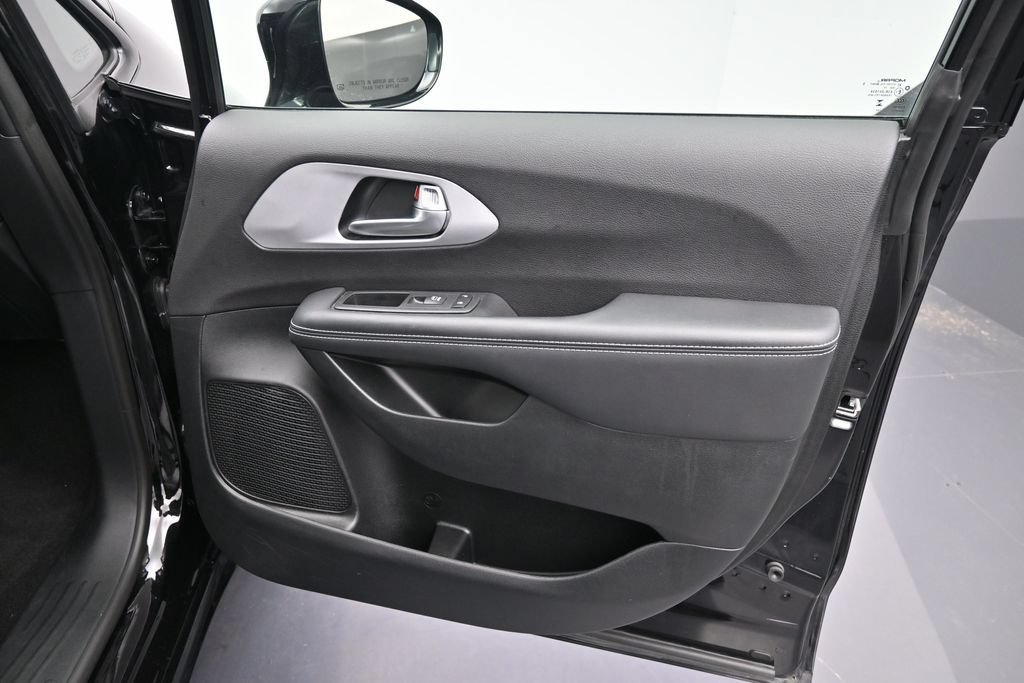 Used 2025 Chrysler Pacifica Limited FWD image 16