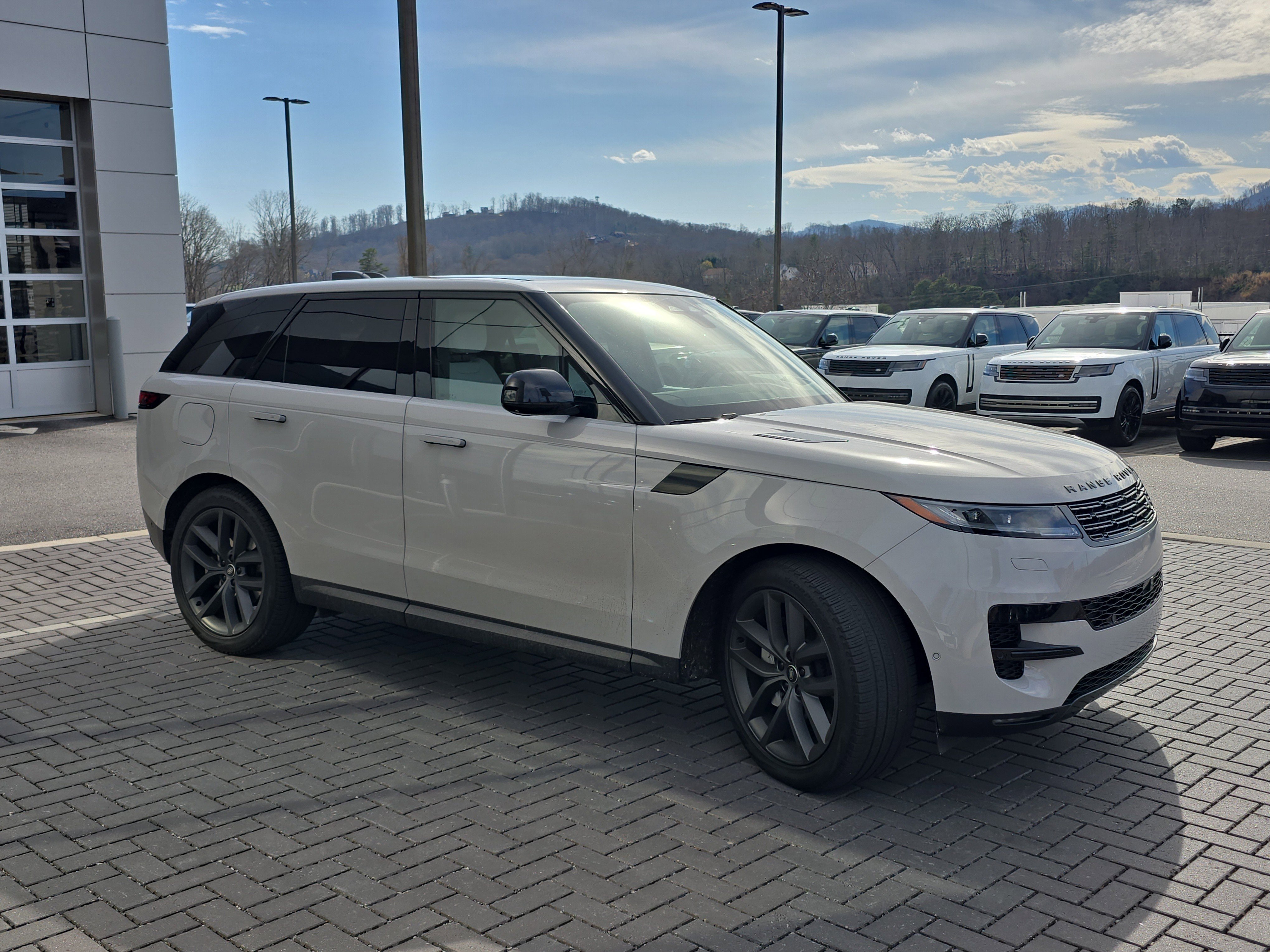 Used 2025 Land Rover Range Rover Sport SE AWD/4WD image 3