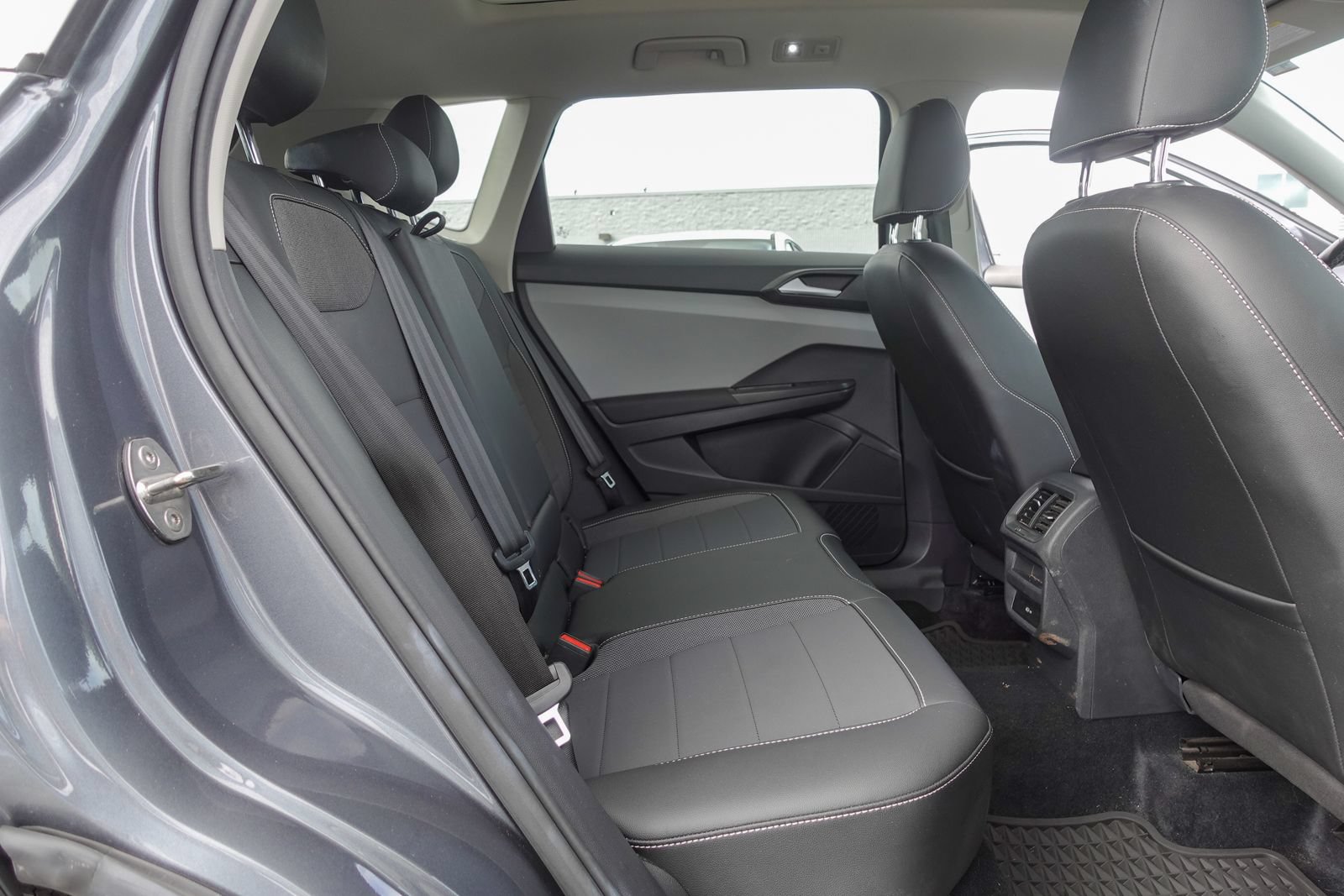 Used 2022 Volkswagen Taos SE FWD image 14