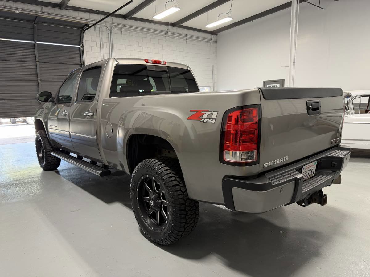 Used 2013 GMC Sierra 2500 Denali w/ Suspension Package, Off-Road AWD/4WD image 7