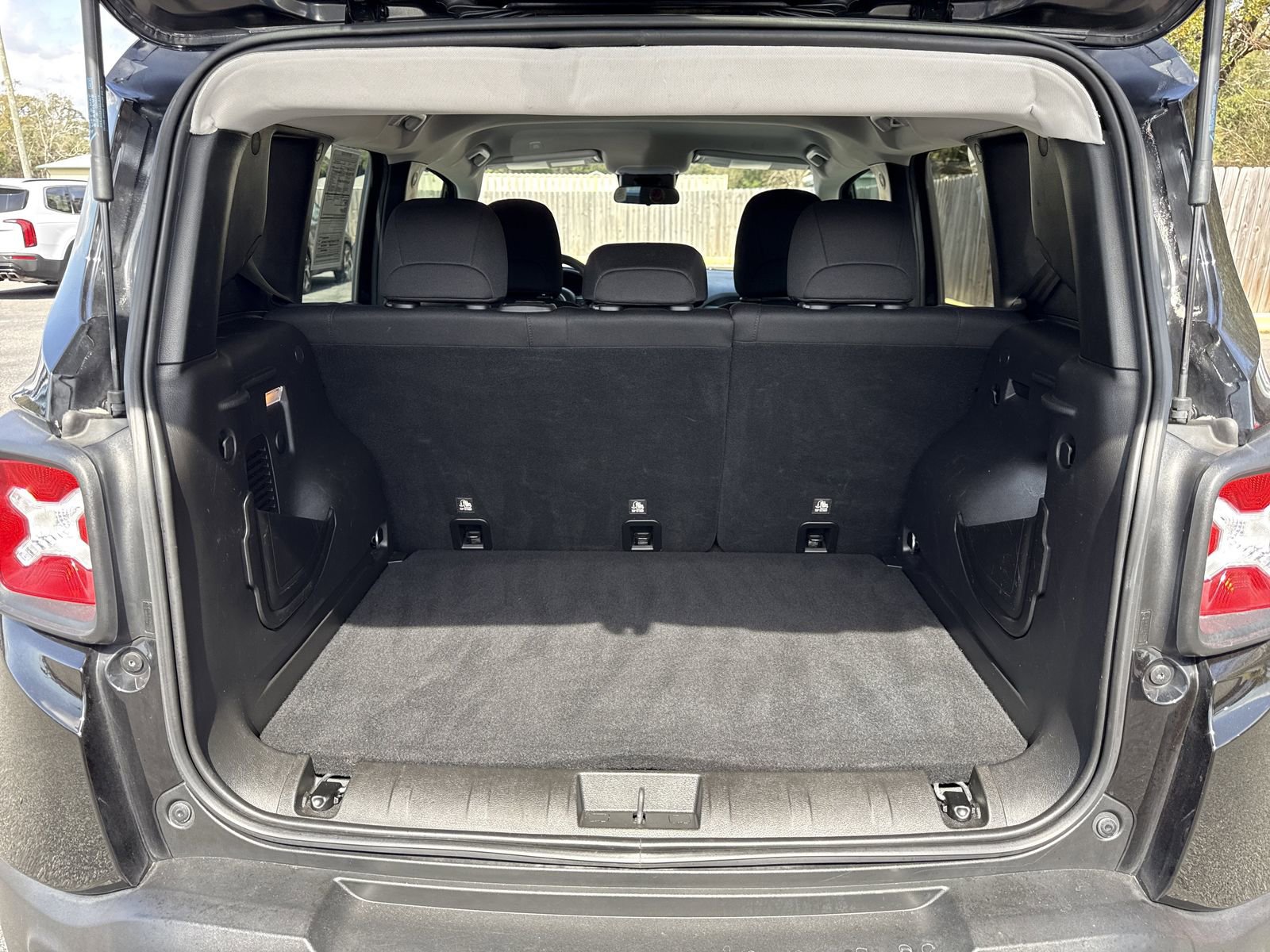 Used 2020 Jeep Renegade Latitude image 27