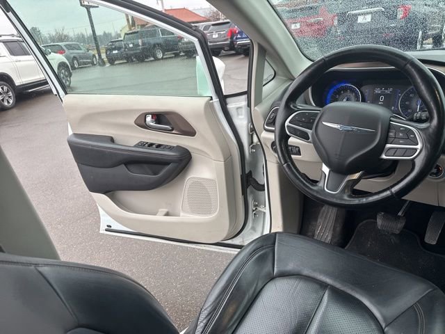 Used 2019 Chrysler Pacifica Touring-L image 18