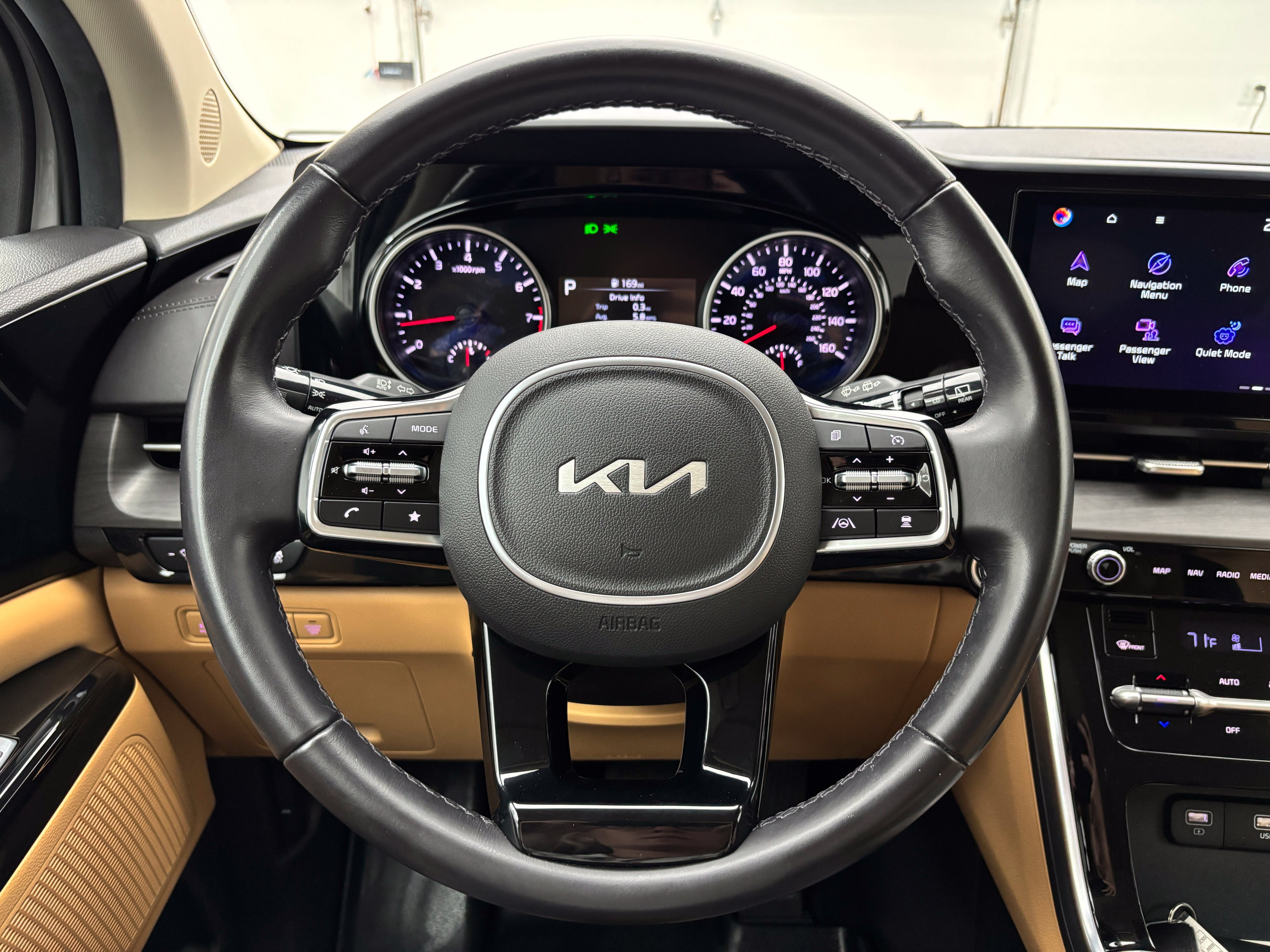 Used 2023 Kia Carnival EX FWD image 18