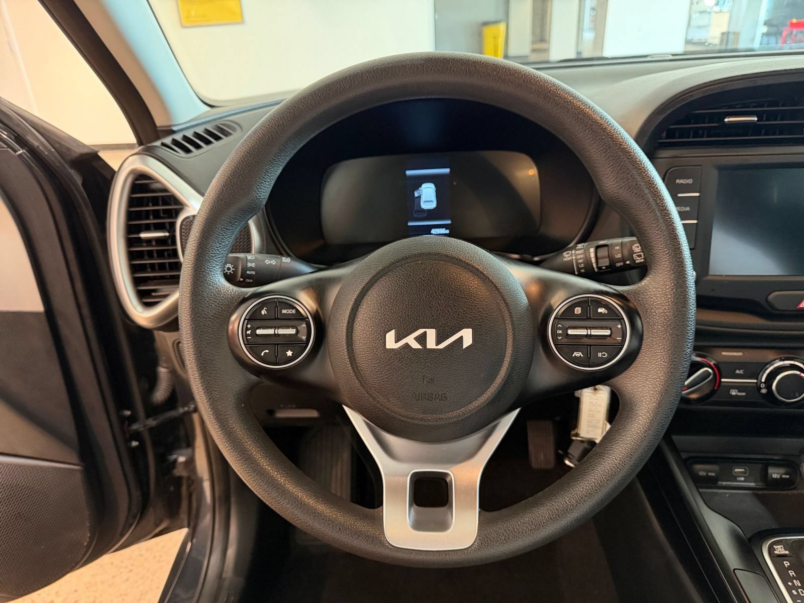 Used 2025 Kia Soul LX w/ LX Technology Package FWD image 27