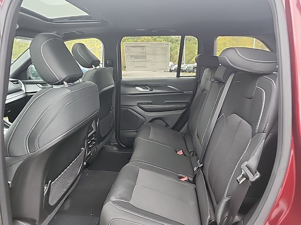 New 2025 Jeep Grand Cherokee Laredo w/ Luxury Tech Group I image 19