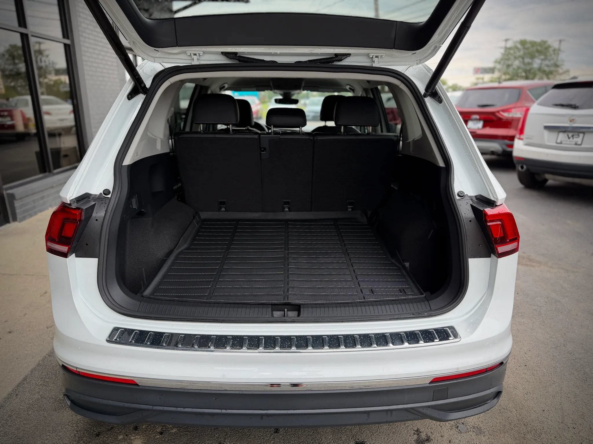 Used 2024 Volkswagen Tiguan SE AWD/4WD image 25