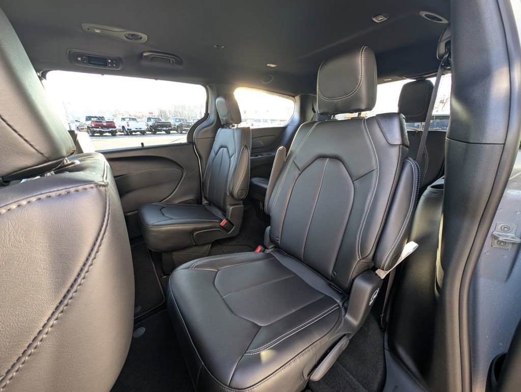 New 2026 Chrysler Pacifica Select image 15