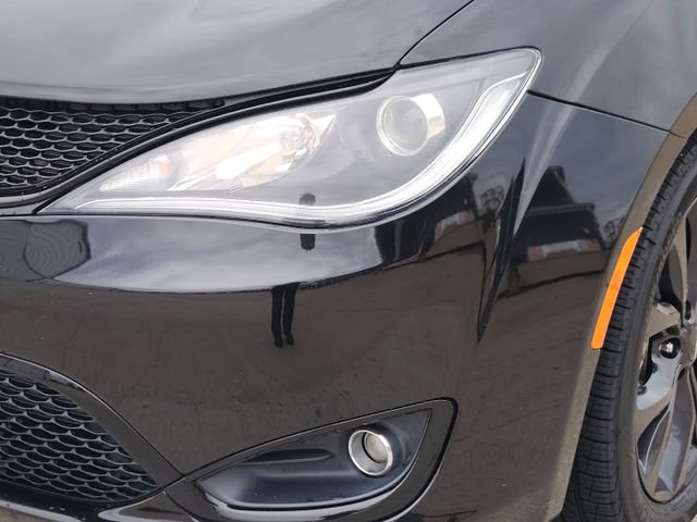 Used 2020 Chrysler Pacifica Touring-L w/ S Appearance Package FWD image 9