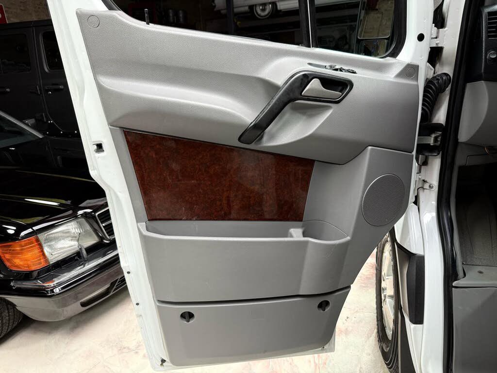 Used 2015 Freightliner Sprinter 2500 RWD image 22