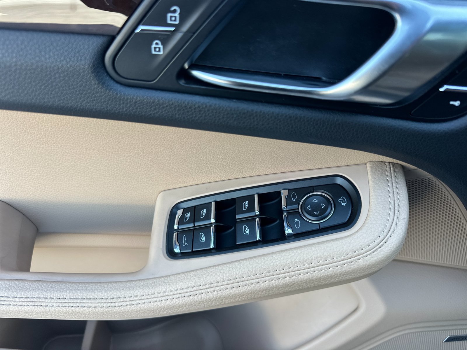 Used 2024 Porsche Macan AWD/4WD image 28