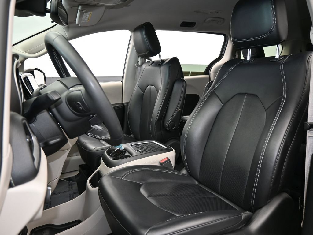 Used 2024 Chrysler Pacifica Select image 10