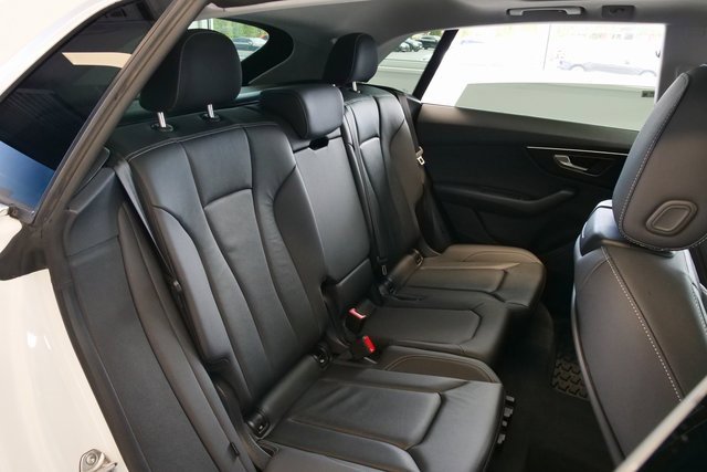 Used 2023 Audi Q8 Premium image 17