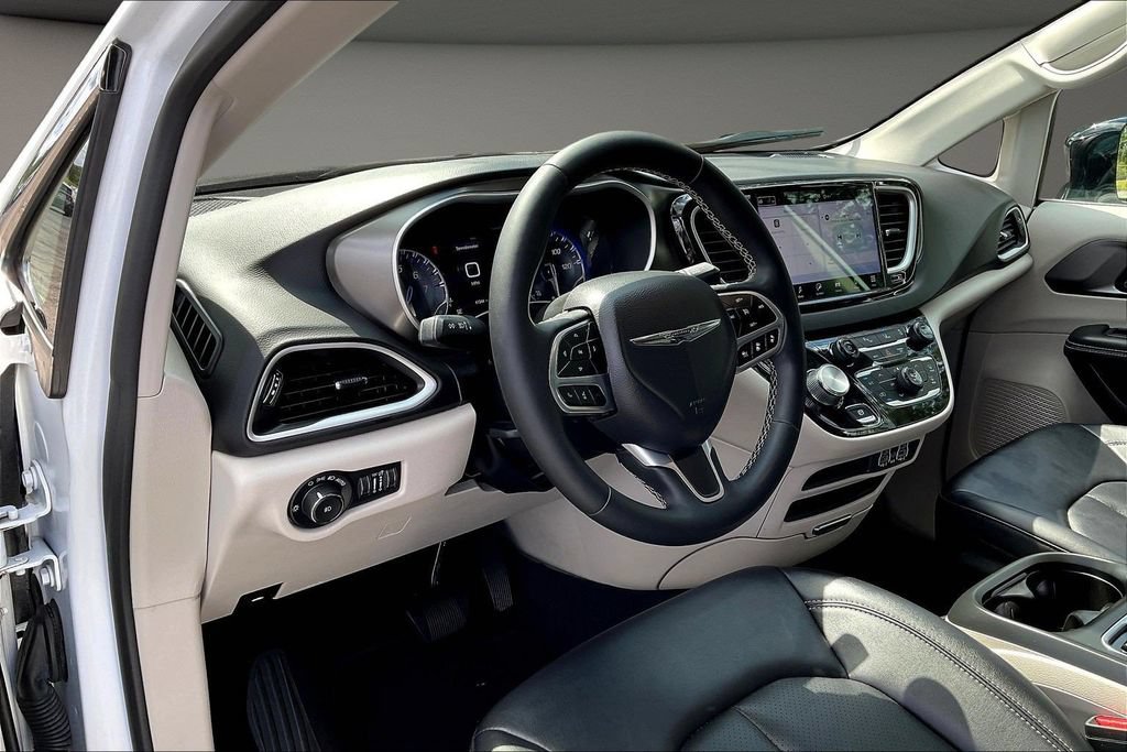 Used 2024 Chrysler Pacifica Touring-L FWD image 20