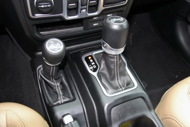 Used 2018 Jeep Wrangler Unlimited Sahara AWD/4WD image 29
