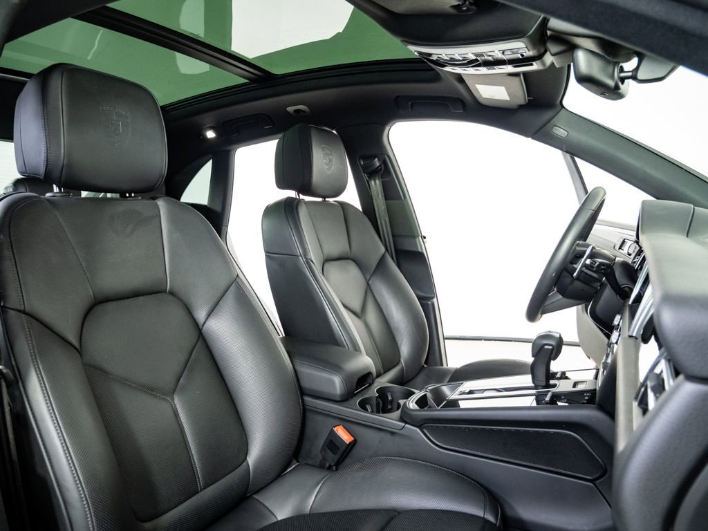 Certified 2025 Porsche Macan image 24