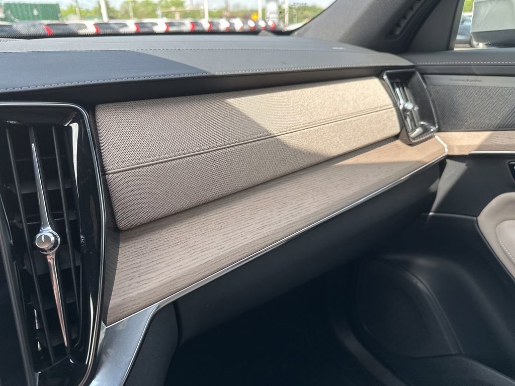 Certified 2025 Volvo XC90 B6 Plus AWD/4WD image 33