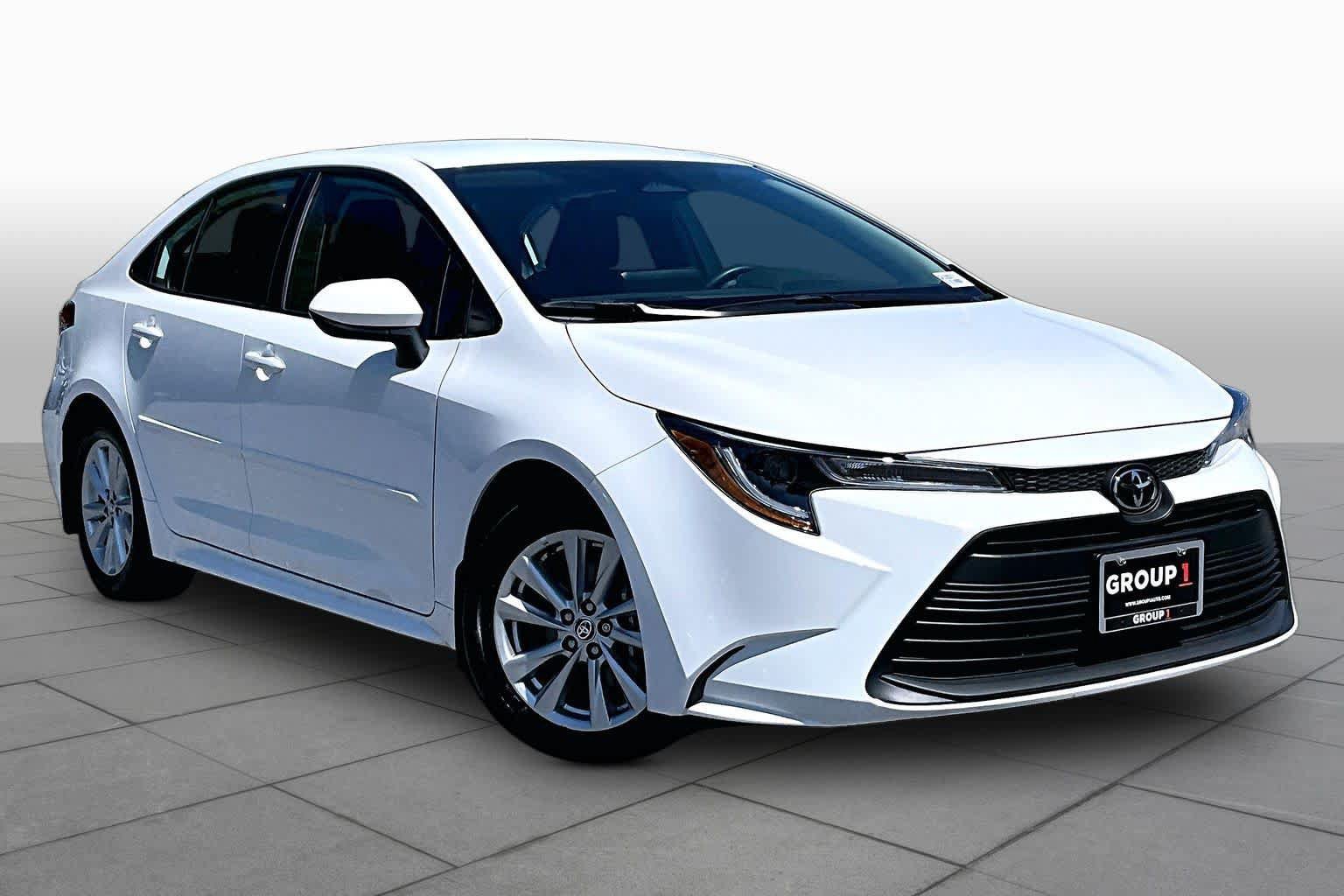 Used 2025 Toyota Corolla LE w/ LE Premium Package FWD image 3
