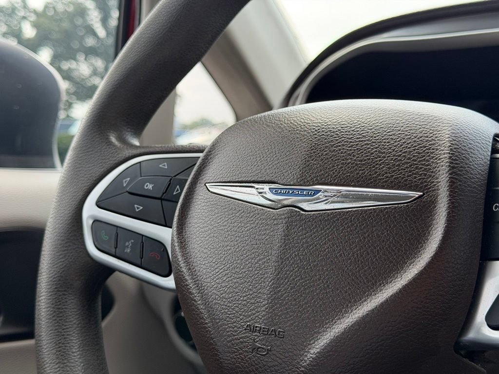 Used 2017 Chrysler Pacifica Touring FWD image 16