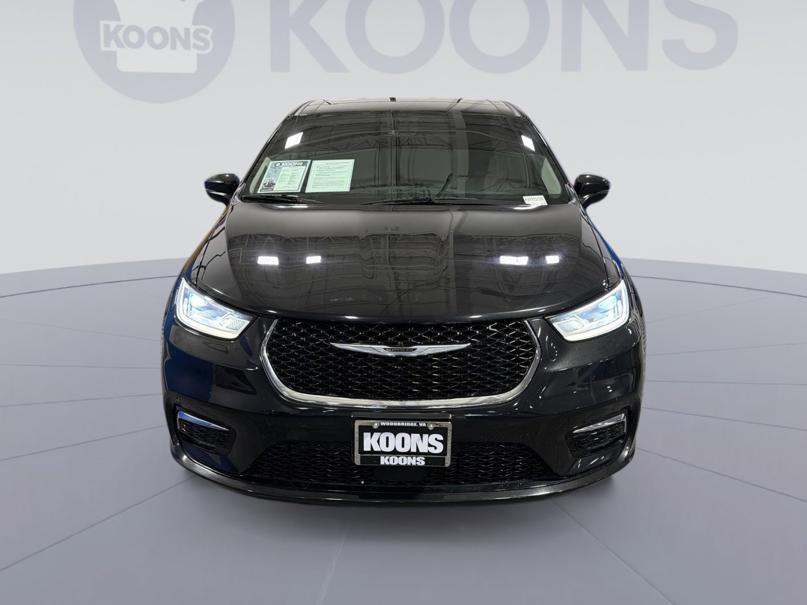 Used 2023 Chrysler Pacifica Touring-L image 11