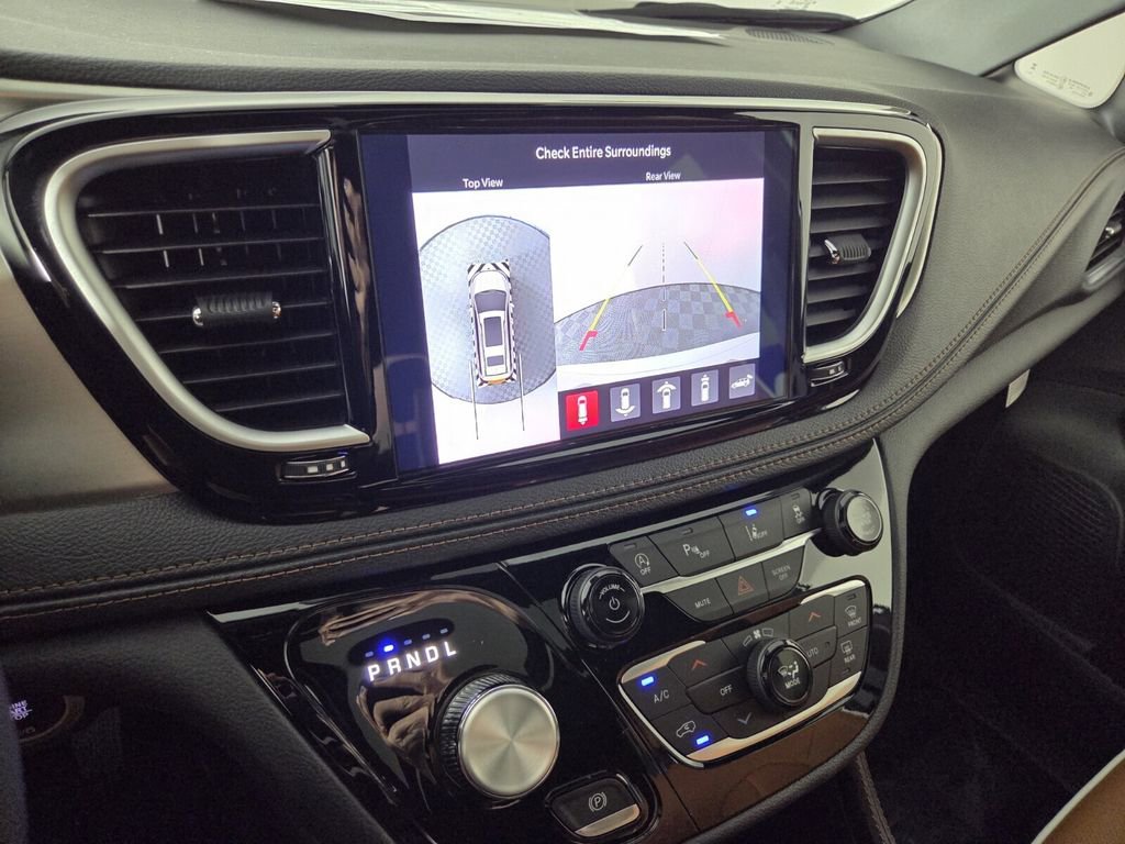 New 2026 Chrysler Pacifica Pinnacle w/ Trailer Tow Group FWD image 18