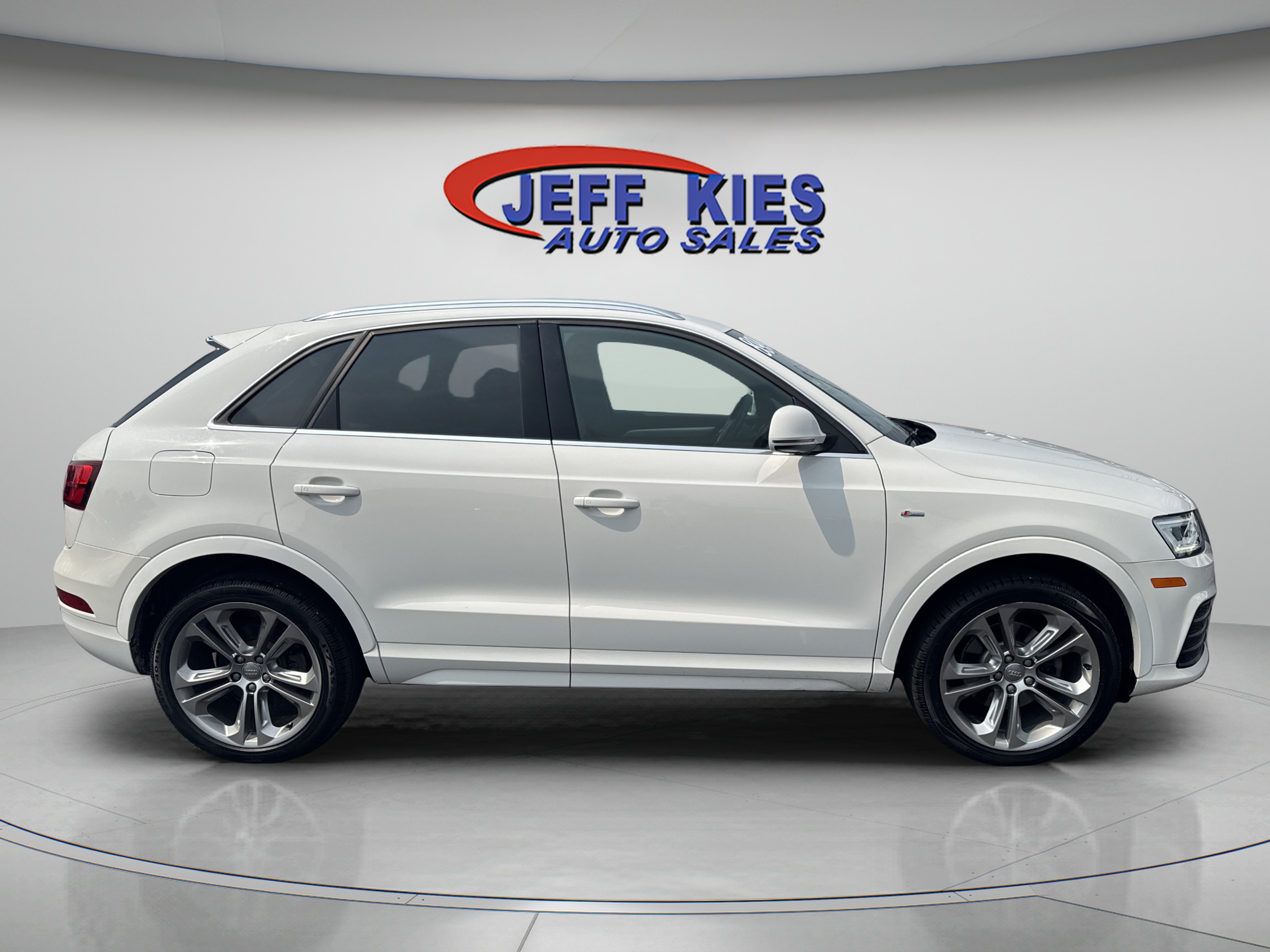 Used 2018 Audi Q3 2.0T Premium Plus w/ Premium Plus Package AWD/4WD image 4