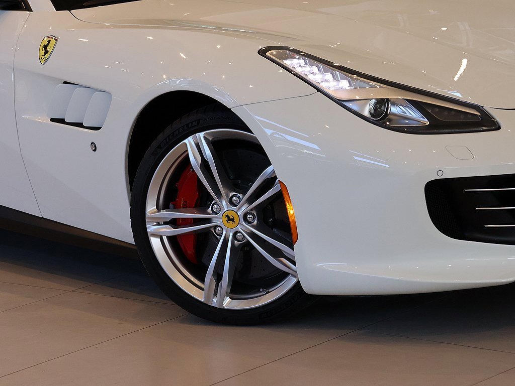 Certified 2018 Ferrari GTC4Lusso image 9