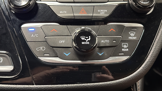 Used 2025 Chrysler Pacifica Pinnacle w/ Trailer Tow Group AWD/4WD image 18