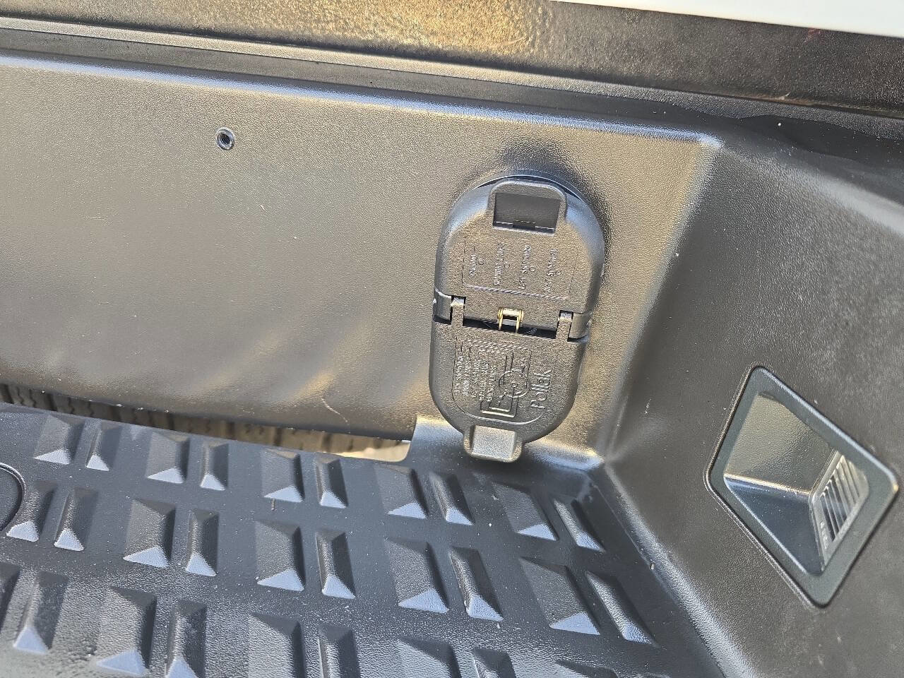 Used 2018 Nissan Titan XD image 60