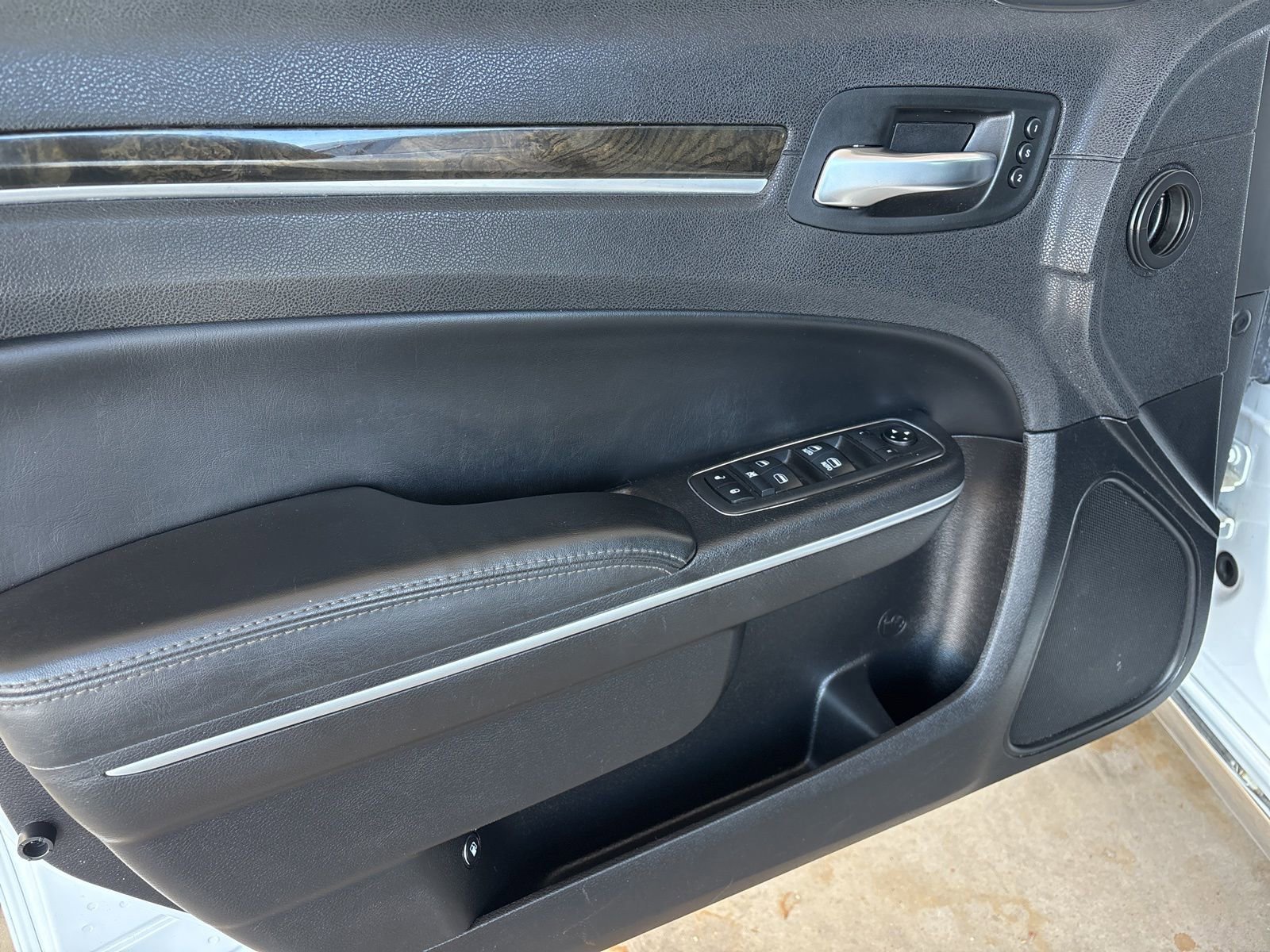 Used 2019 Chrysler 300 Limited image 9