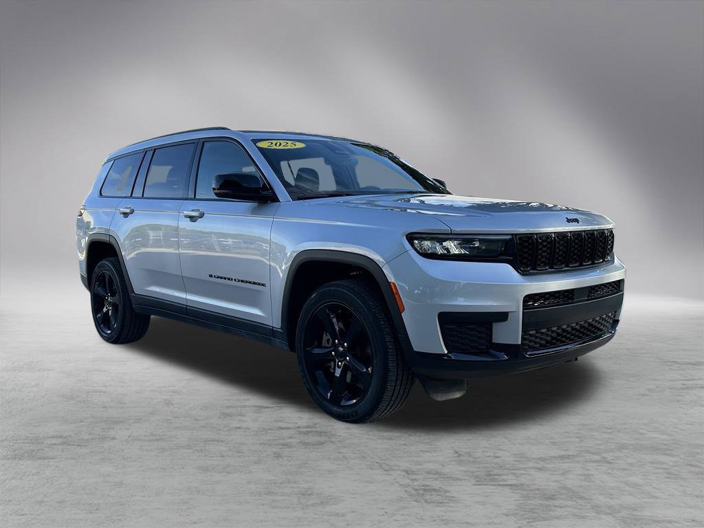 Used 2025 Jeep Grand Cherokee L Altitude RWD image 3