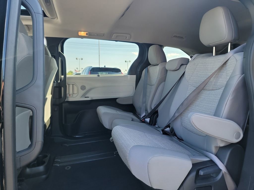 Used 2025 Toyota Sienna LE w/ LE Plus Package FWD image 18