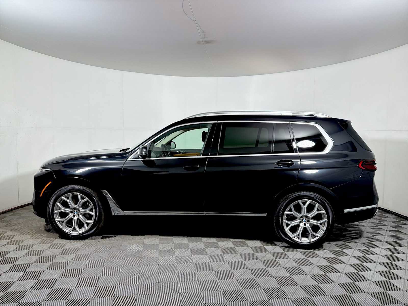 Used 2025 BMW X7 xDrive40i w/ Premium Package AWD/4WD image 4