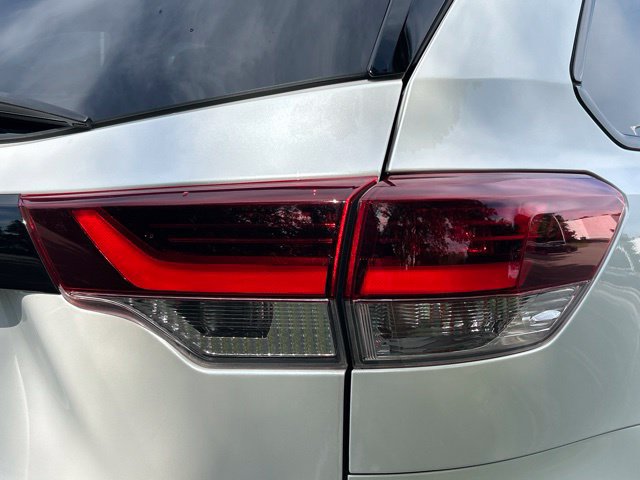 Used 2019 Toyota Highlander SE w/ Nightshade Edition AWD/4WD image 11