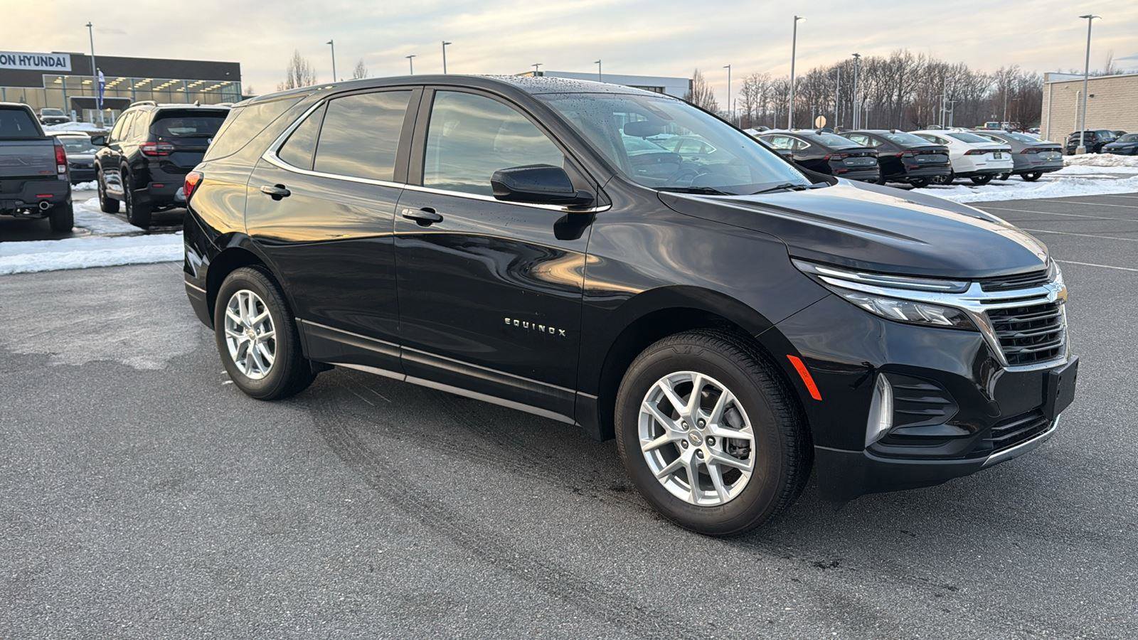 Used 2022 Chevrolet Equinox LT image 2