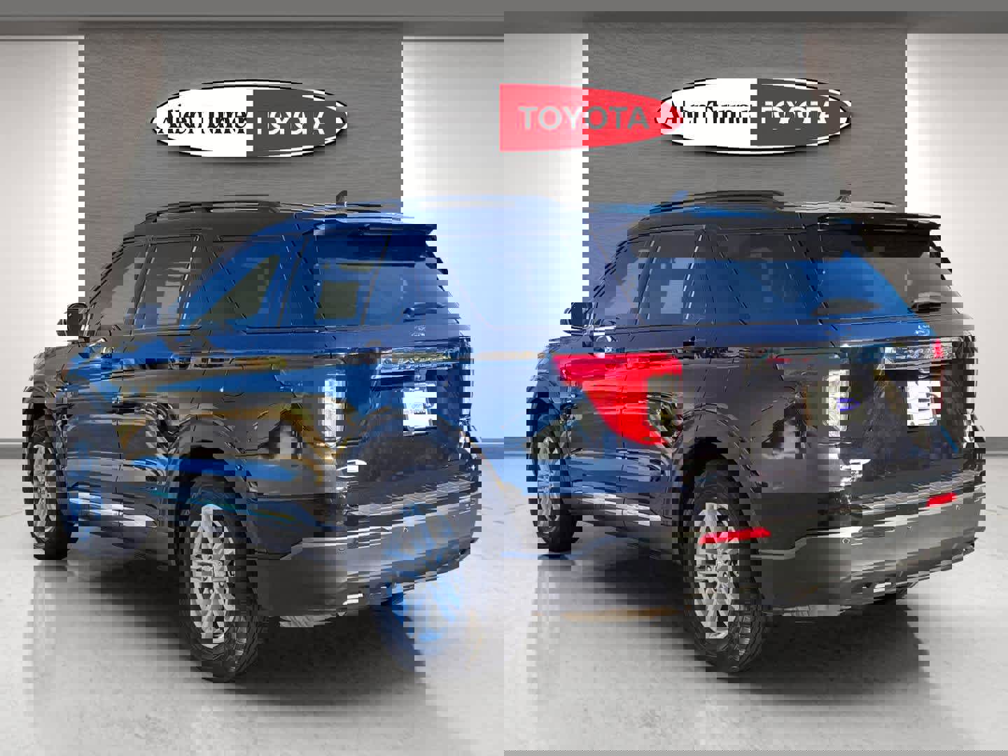 Used 2024 Ford Explorer XLT image 8