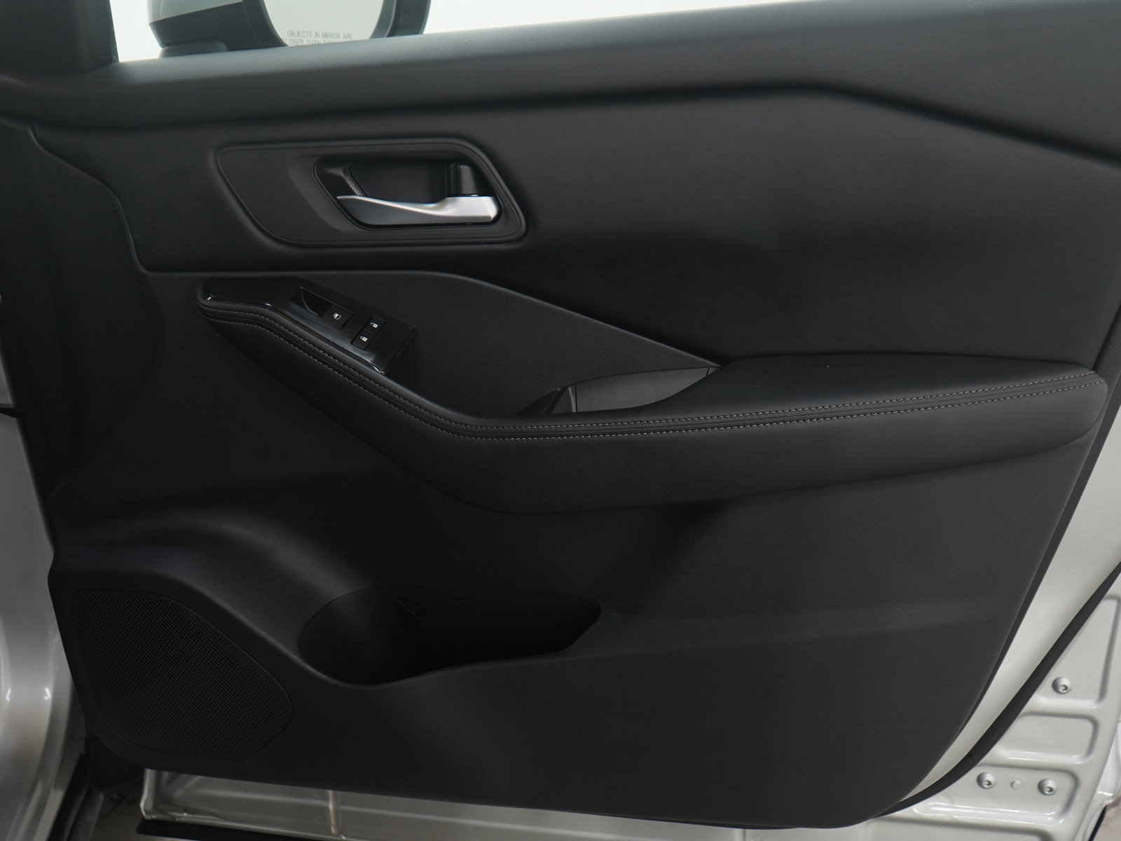 Used 2025 Nissan Rogue SV image 9