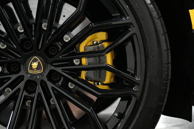 Used 2025 Lamborghini Urus SE AWD/4WD image 24