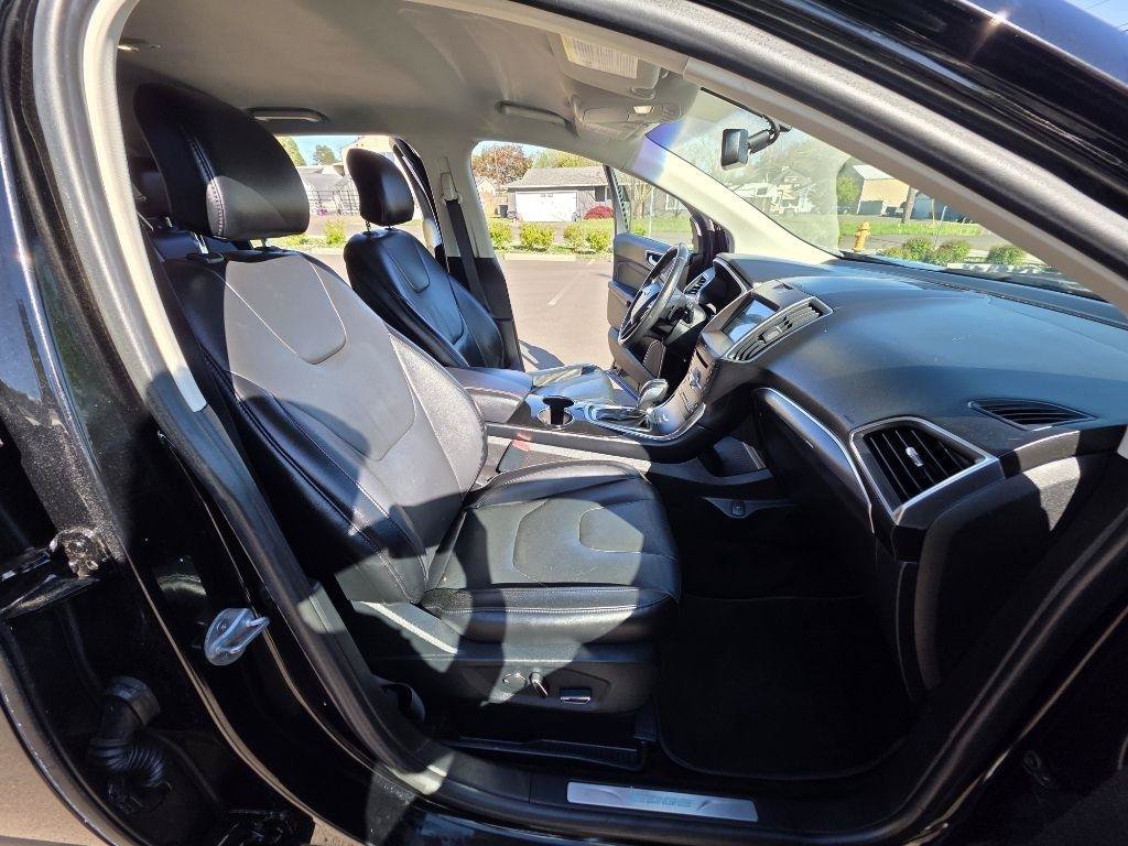 Used 2017 Ford Edge Titanium w/ Technology Package FWD image 16