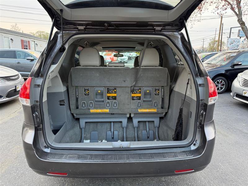 Used 2011 Toyota Sienna XLE AWD/4WD image 36
