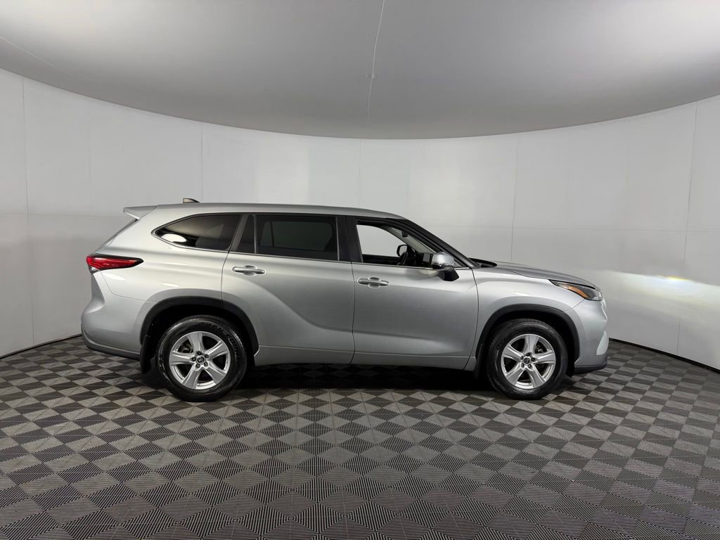 Used 2023 Toyota Highlander LE image 7