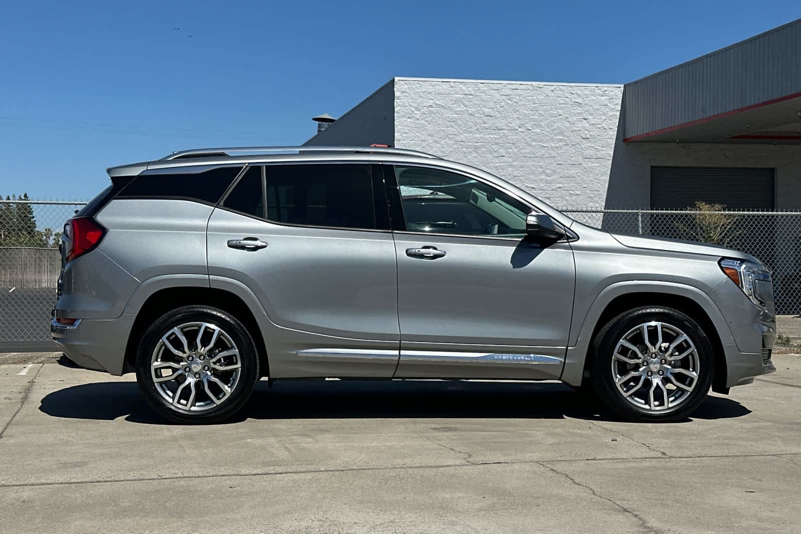 Used 2024 GMC Terrain Denali w/ Denali Premium Package AWD/4WD image 2