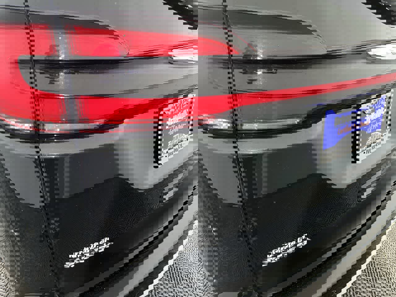 Used 2023 Chrysler Pacifica Touring-L image 11