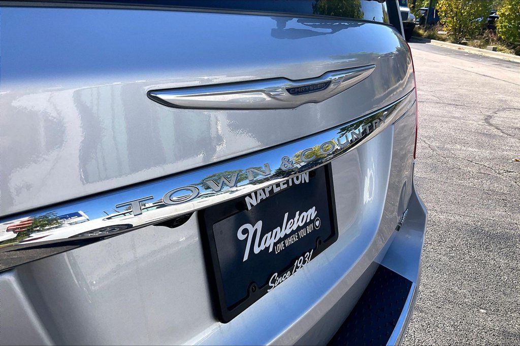 Used 2011 Chrysler Town & Country Limited FWD image 37
