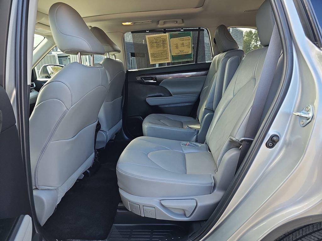 Used 2024 Toyota Highlander Platinum image 19