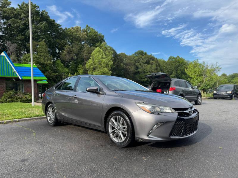 Used 2017 Toyota Camry SE image 3