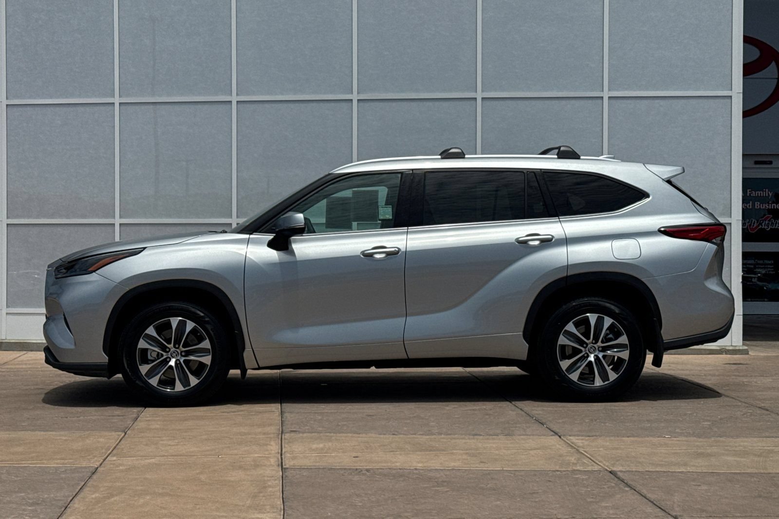 Used 2022 Toyota Highlander XLE AWD/4WD image 7